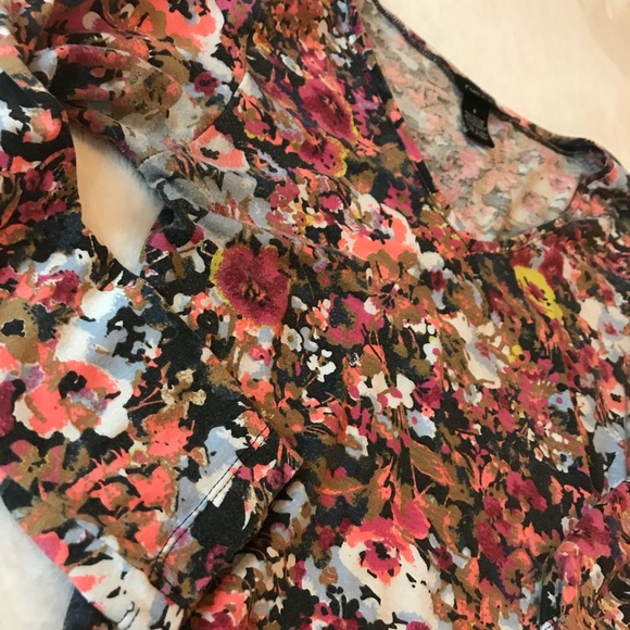 Floral tight fitting top - Picture 7 of 7